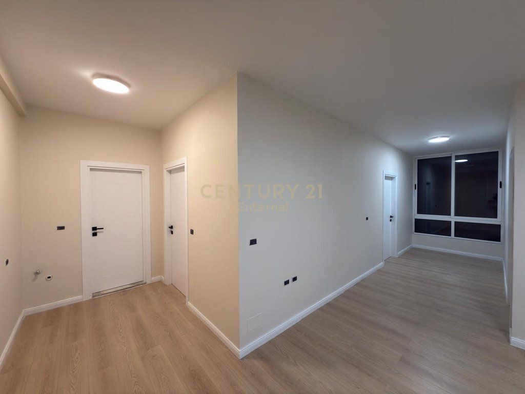 Shitet Apartament 3+1 pranë Eleonorës , mbikalimi Komuna e Parist