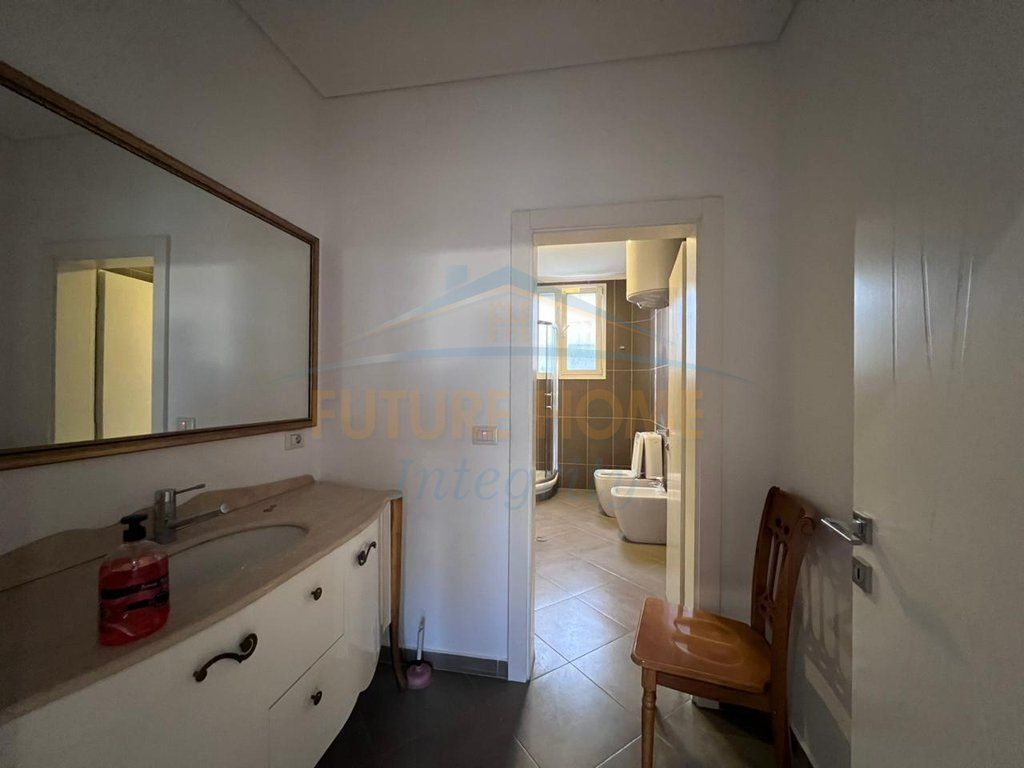 Qera, Shtëpi Private 2-Katëshe, Porcelan