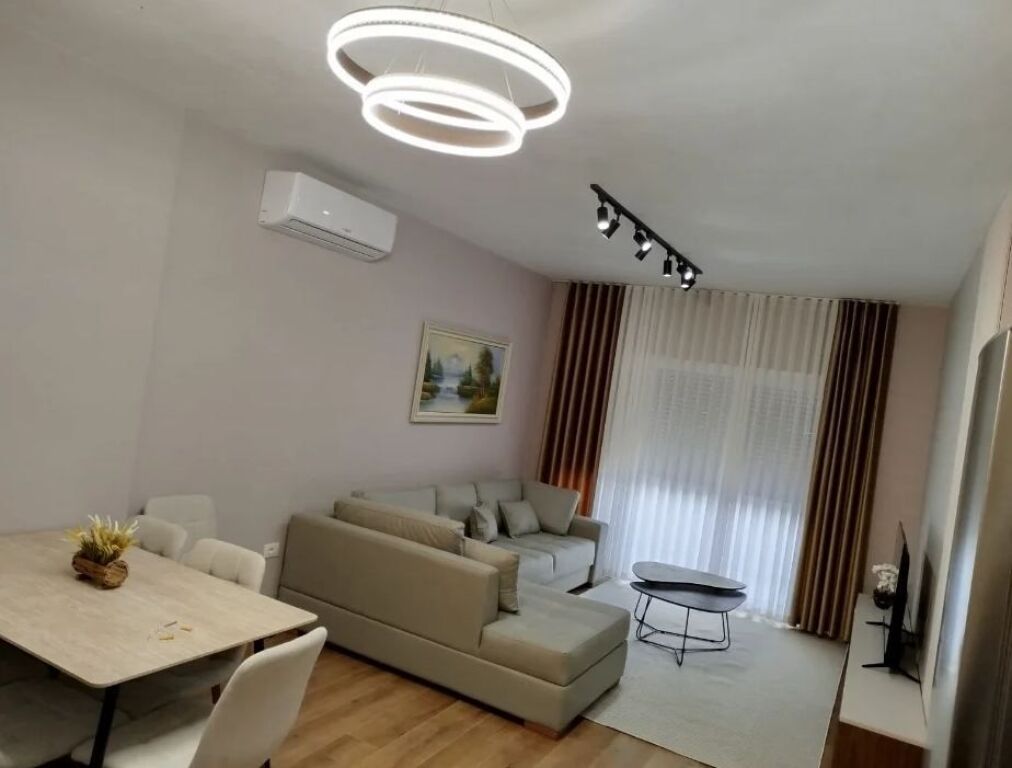 Appartamento 1+1 in affitto dietro la Scuola Rossa a Tirana