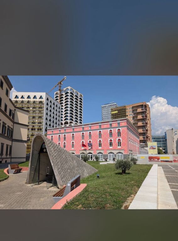 ZYRE ME QERA 96 M2 QENDER 170.000 LEKE