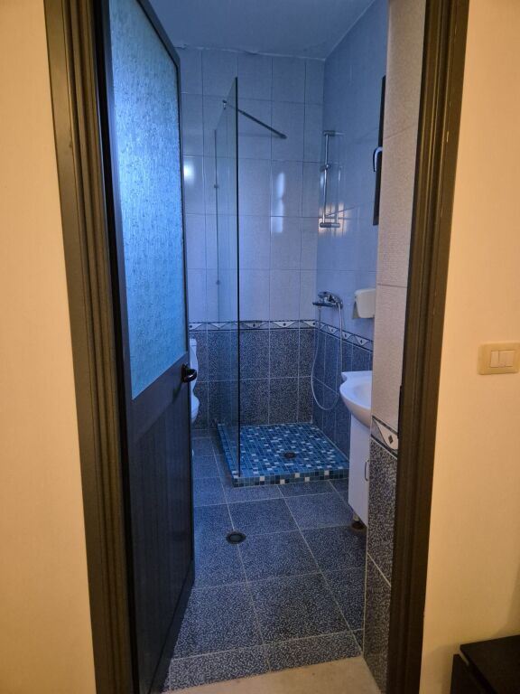 Shitet Hotel 3 katesh Ne Shkallnur Durres