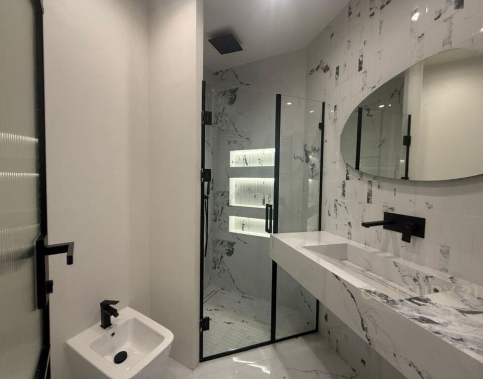 Shitet apartament modern 2+1+2