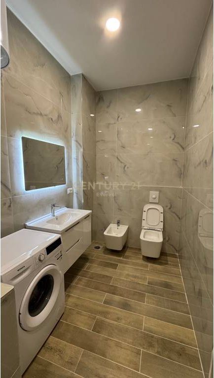 QENDER, APARTAMENT 2+1 PER QIRA