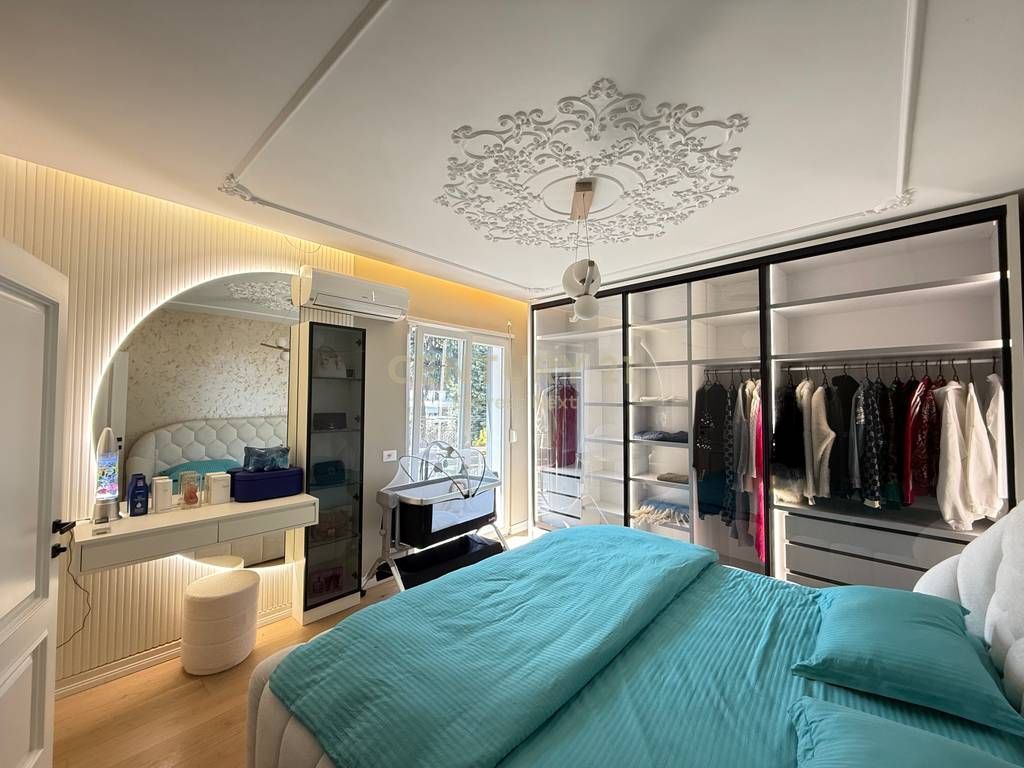 Shitet apartament luksoz 2+1+2 me 2 poste parkimi në qendër të Tirana