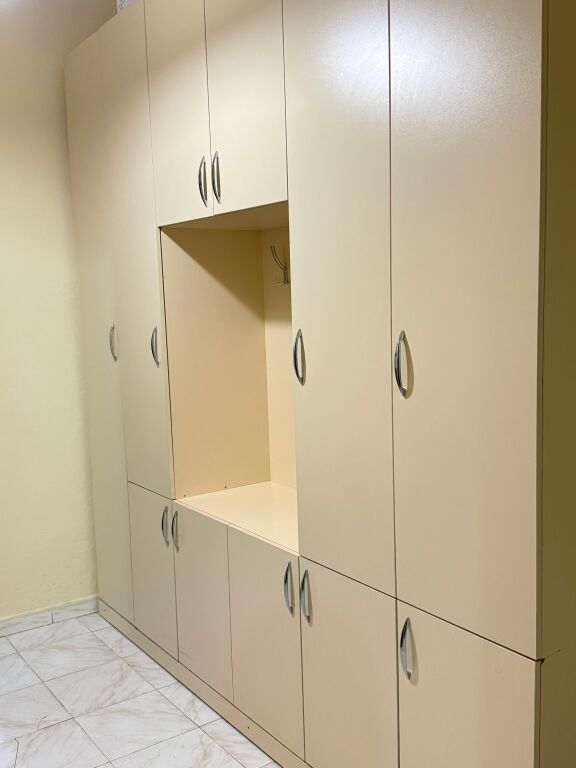 Apartament me qera 1+1+ballkon tek rruga e barrikadave , 5 minuta nga qendra.