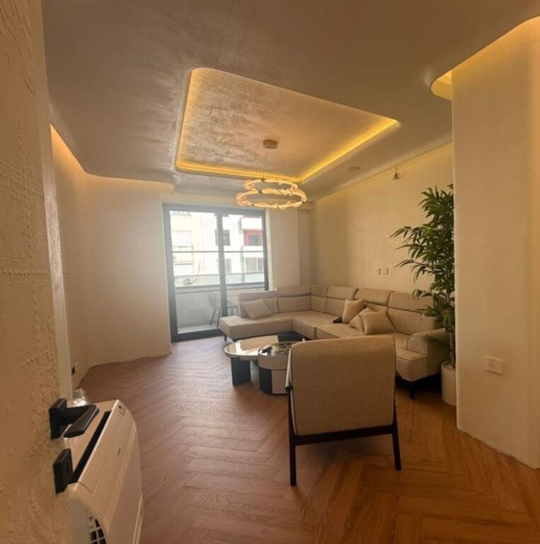 Shitet apartament modern 2+1+2