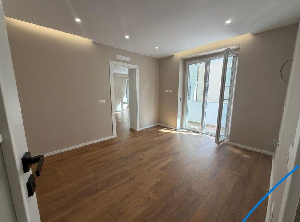 Shitet, Apartament 1+1 ,  Rruga Mine Peza