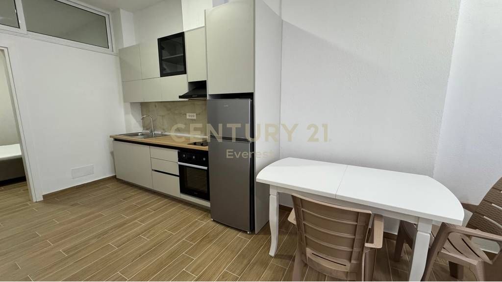 QENDER, APARTAMENT 1+1 PER QIRA