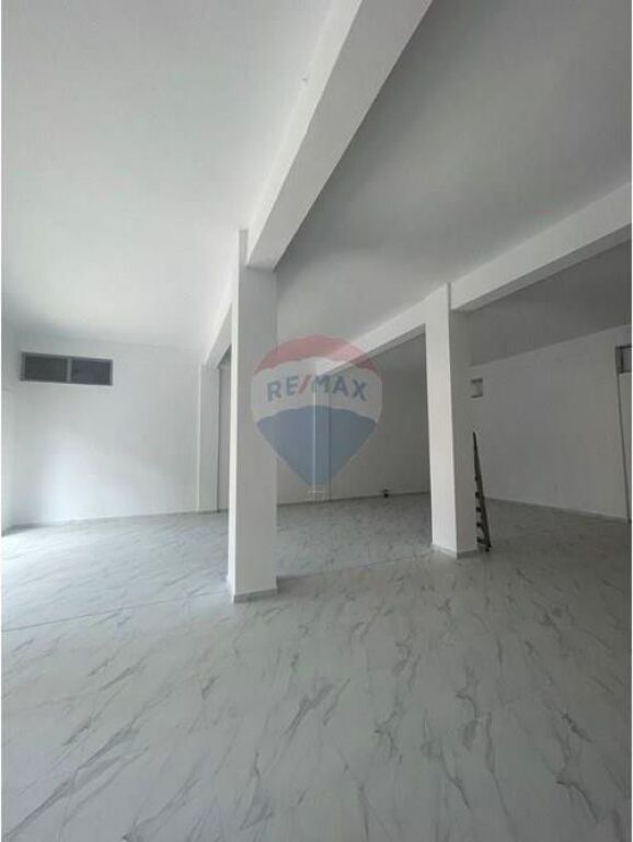 Dyqan me qira – Fusha Ali Demi, Tiranë