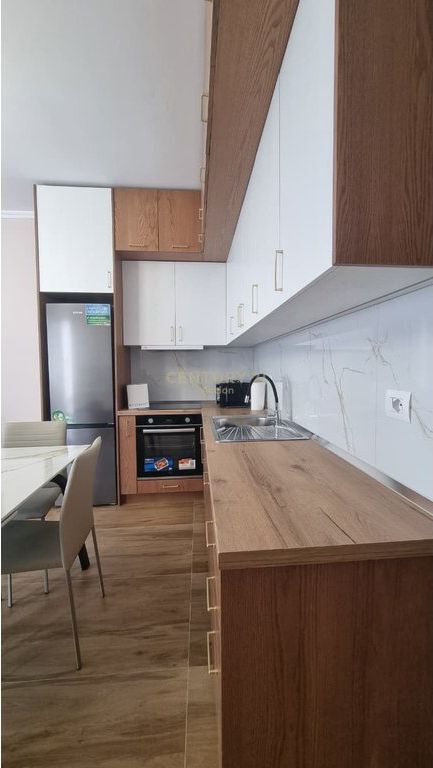 Jepet me qira apartament 1+1 me post parkimi në zonën e Zogu i Zi, Tirana.