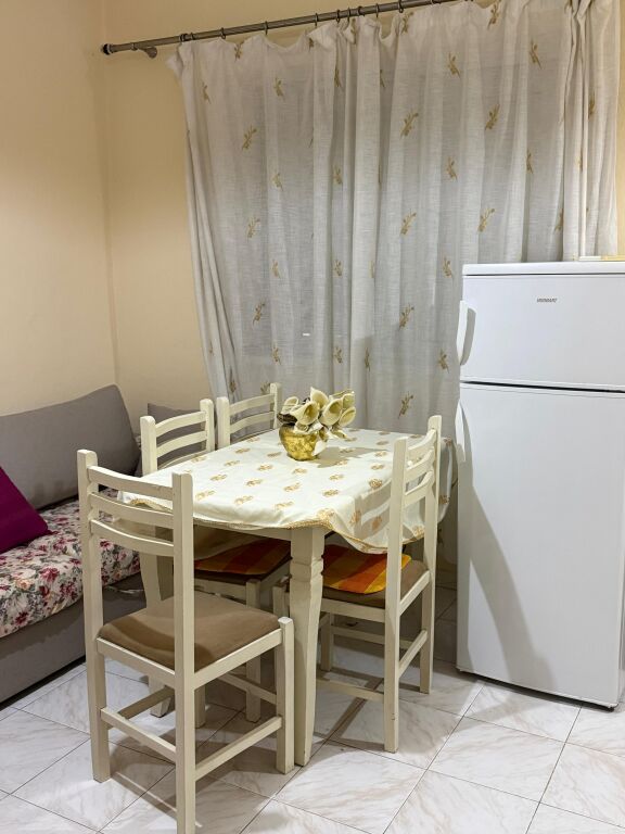 Apartament me qera 1+1+ballkon tek rruga e barrikadave , 5 minuta nga qendra.