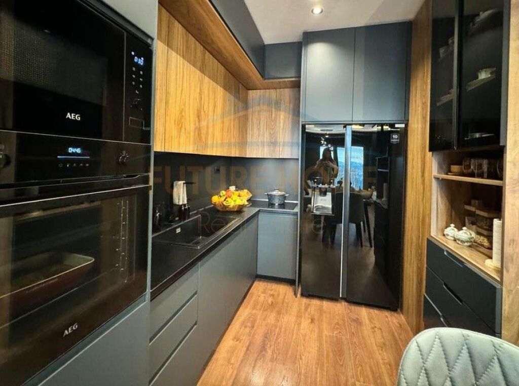 Shitet, Apartament 2+1+2, Tirana Garden Building, Tirane.