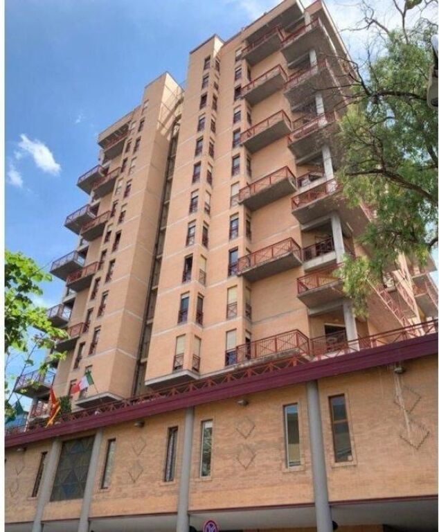 ZYRE ME QERA 104 M2 QENDER 200.000 LEKE