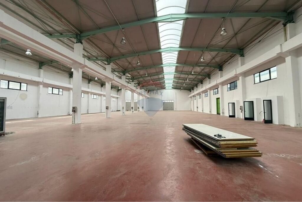 Magazzino / Capannone in affitto – Vaqarr, Tirana