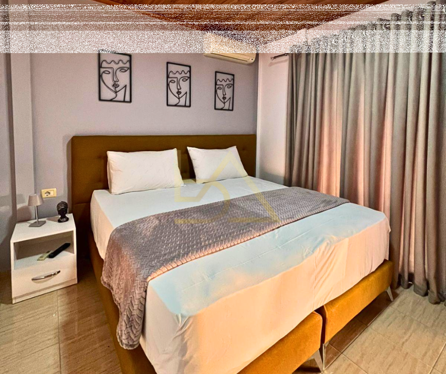 Shitet Papafingo me Pamje nga Deti – Sarandë