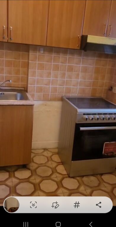 Jrpet  me qera apartament  3+1 afer shkolles Vasil Shanto