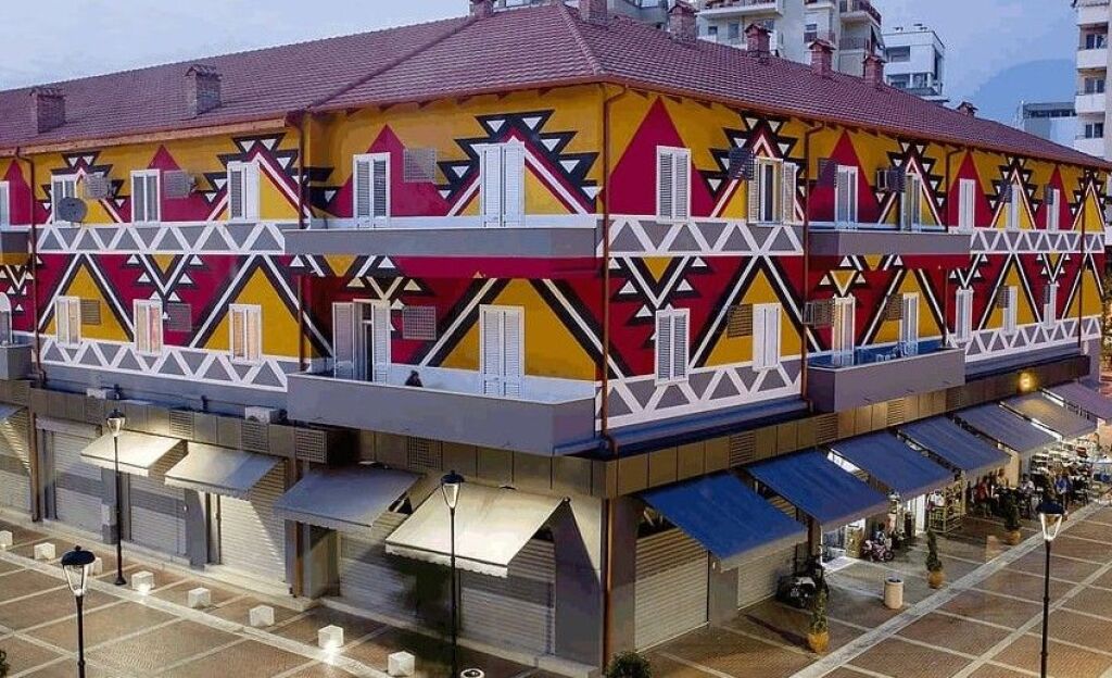 Jepet me qira zyre 1+1 tek Pazari i Ri.