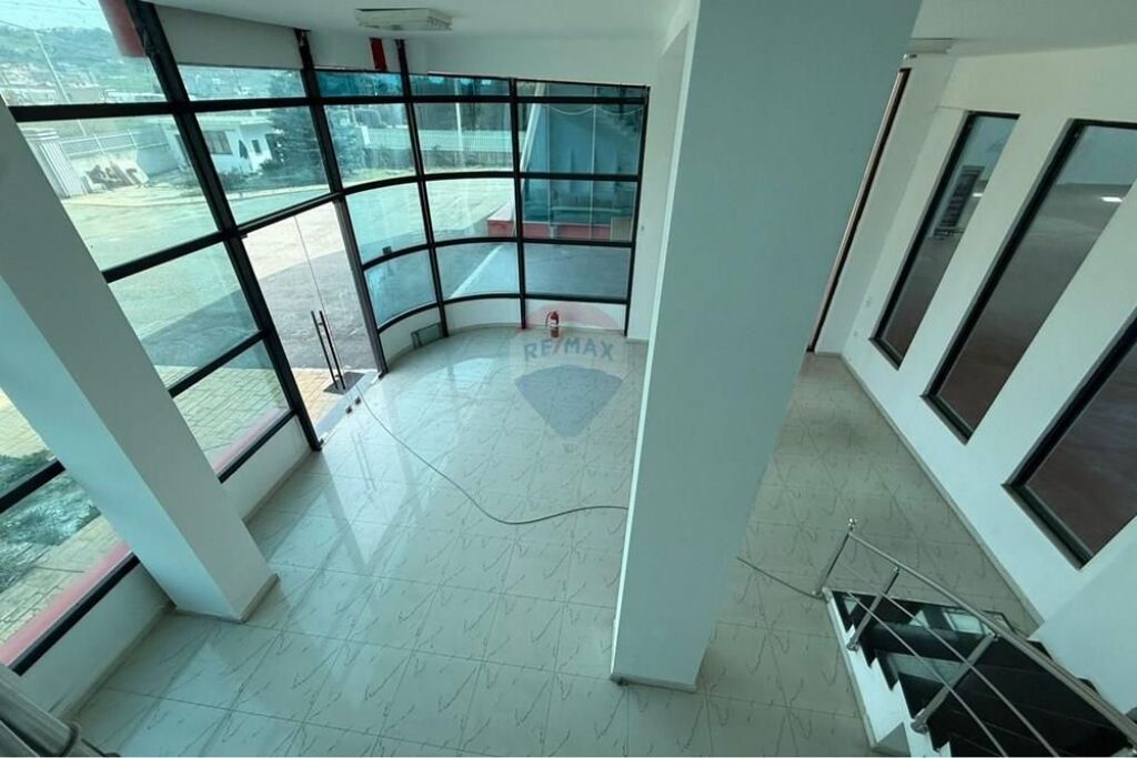 Magazzino / Capannone in affitto – Vaqarr, Tirana