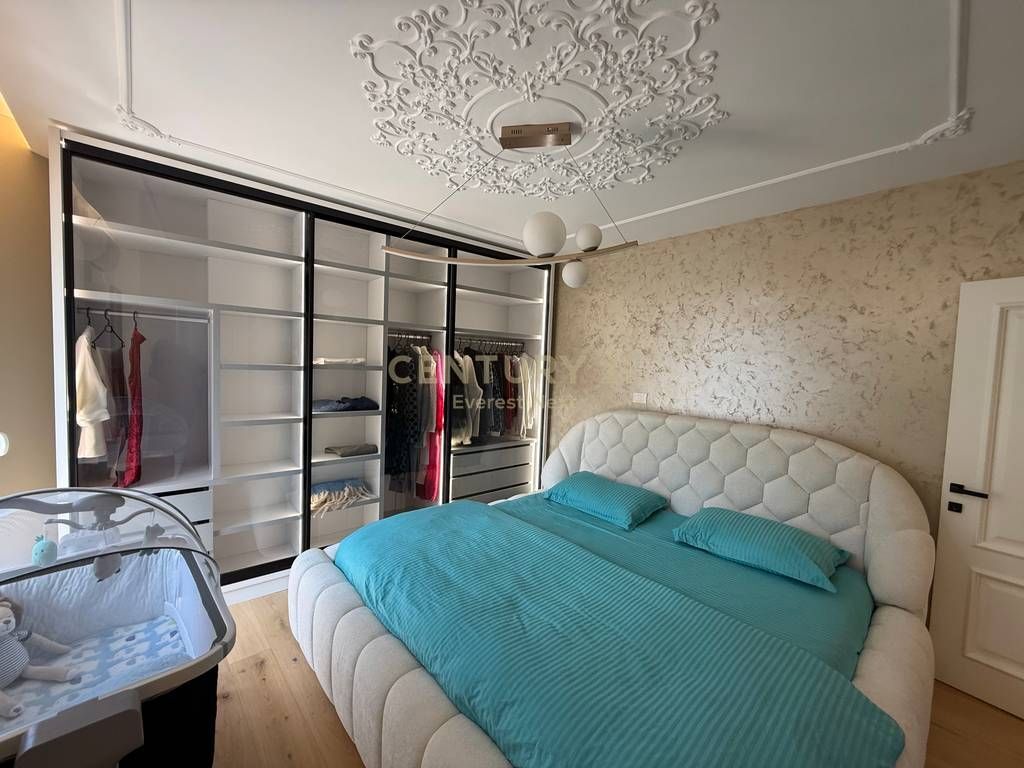 Shitet apartament luksoz 2+1+2 me 2 poste parkimi në qendër të Tirana