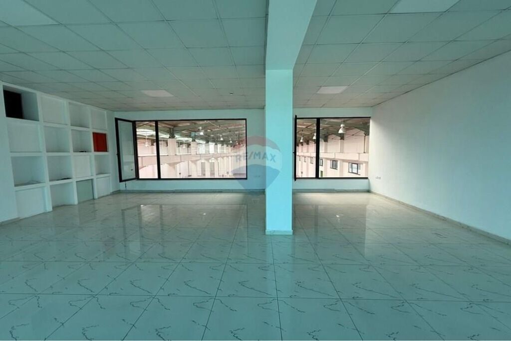 Magazzino / Capannone in affitto – Vaqarr, Tirana
