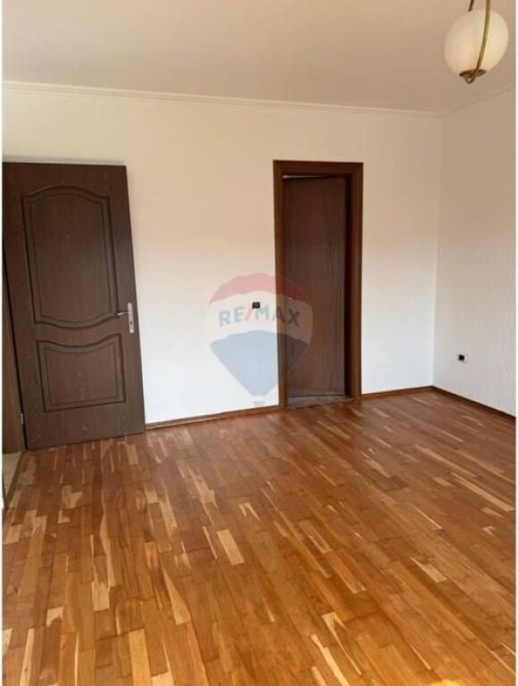 Zyrë - Për Qira - Rruga e Kosovarëve, Tiranë