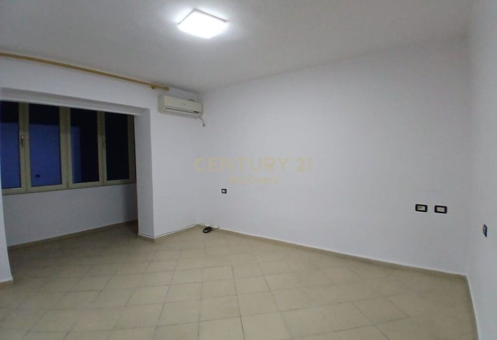 Appartamento in affitto vuoto 2+1, Ministero dell'Istruzione