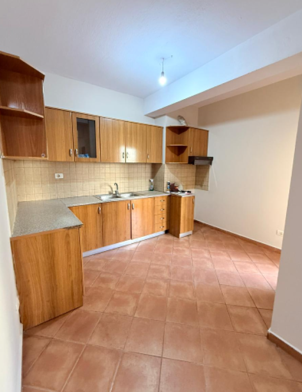 🏢 Ambient Zyre me Qira 3+1 – pranë Rrethit të Komunës📍