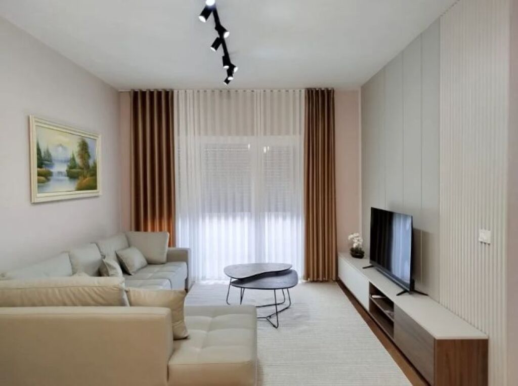 Appartamento 1+1 in affitto dietro la Scuola Rossa a Tirana