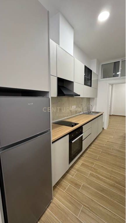 QENDER, APARTAMENT 2+1 PER QIRA