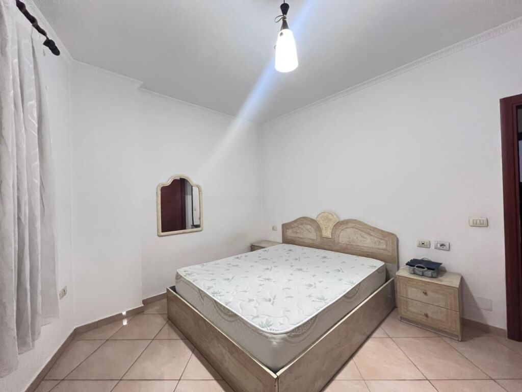 Jepet me qera Apartamenti 1+1 , rruga Xhanfize Keko prane Europianit 500 Euro
