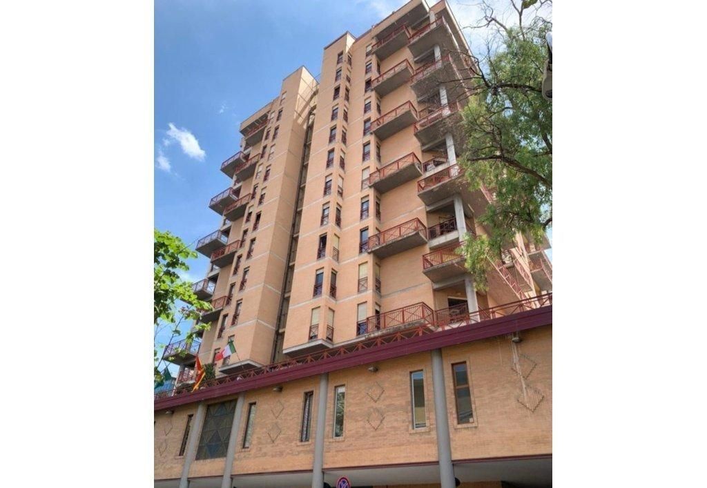 ZYRE ME QERA 96 M2 QENDER 170.000 LEKE