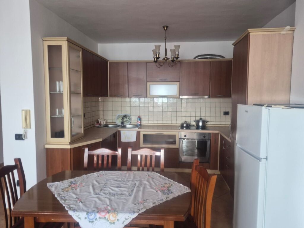 Jepet me qira apartament 2+1