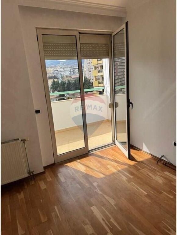 Zyrë - Për Qira - Rruga e Kosovarëve, Tiranë