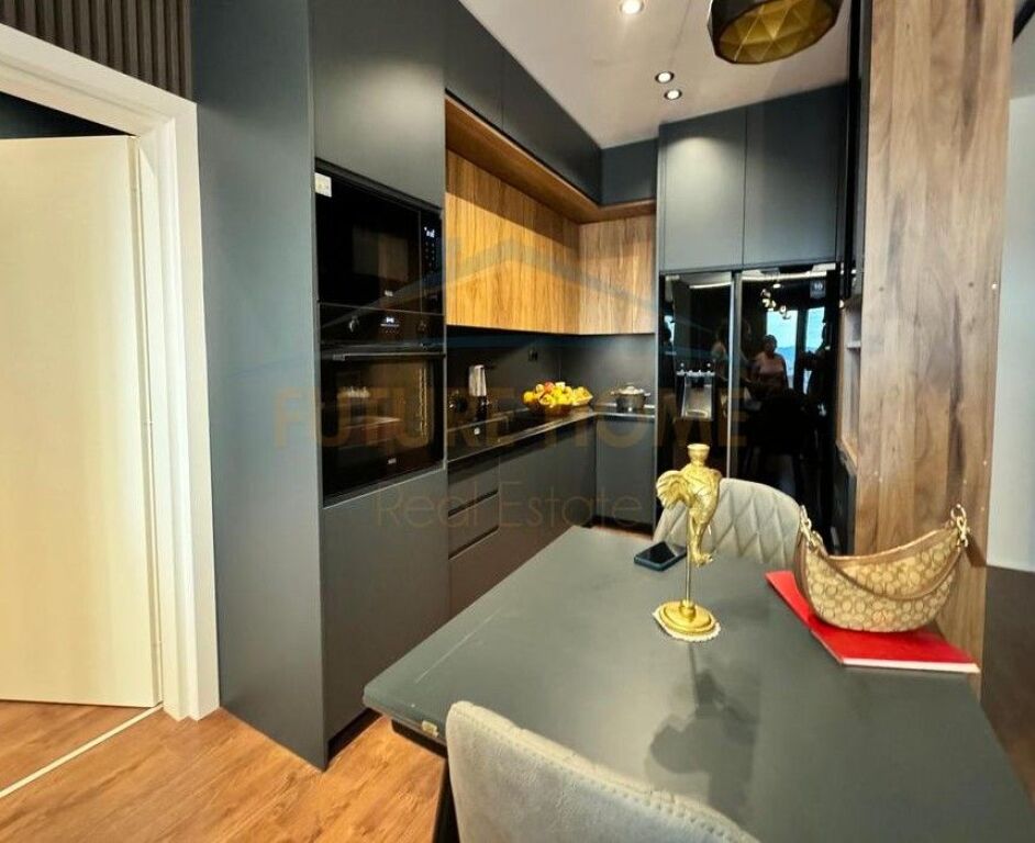 Shitet, Apartament 2+1+2, Tirana Garden Building, Tirane.