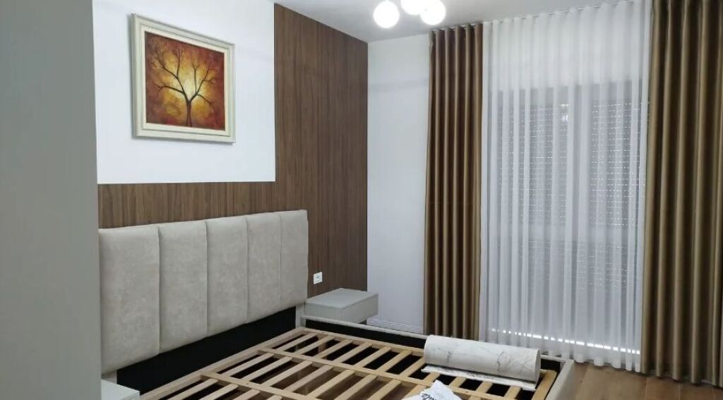 Appartamento 1+1 in affitto dietro la Scuola Rossa a Tirana