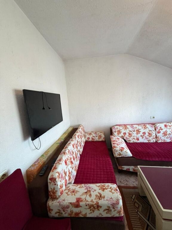 🏠 JEPET ME QIRË – APARTAMENT 3+1 📍 Vendndodhja: Pranë Spitali Ushtarak 💶 Çmimi: 500 €