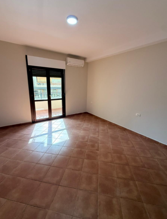 🏢 Ambient Zyre me Qira 3+1 – pranë Rrethit të Komunës📍