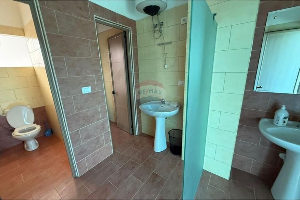 Magazzino / Capannone in affitto – Vaqarr, Tirana