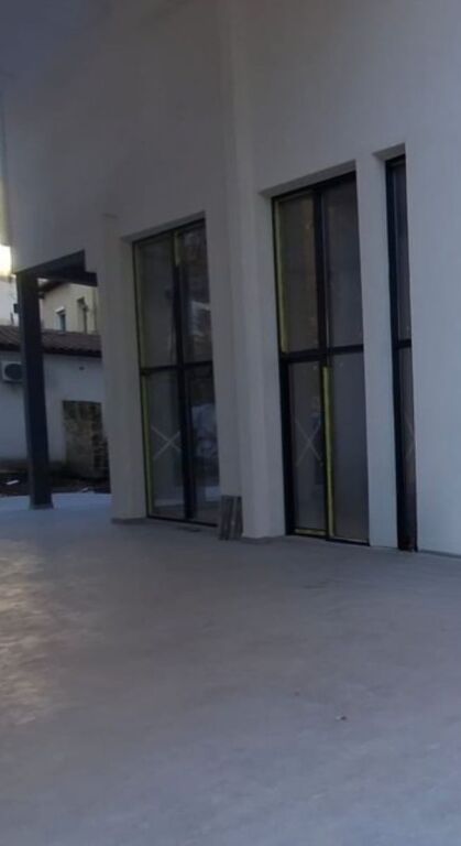 Jepet me qera ambient komercial