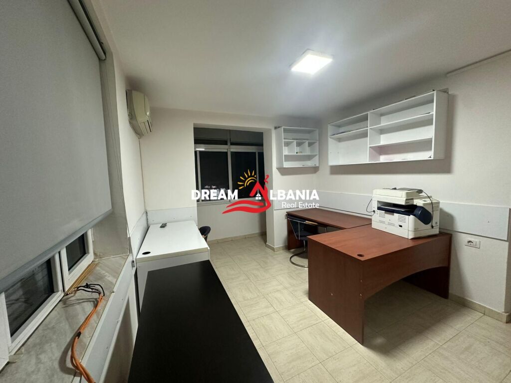 Jepet Zyre ( Apartament 2+1 ) me qera ne Rrugen E Kavajes prane Tirana Garden Building ( ID 42611409 )