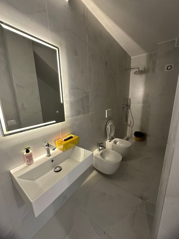 Jepet me qira vile 3 kateshe ne Farke me 2 poste 🅿️