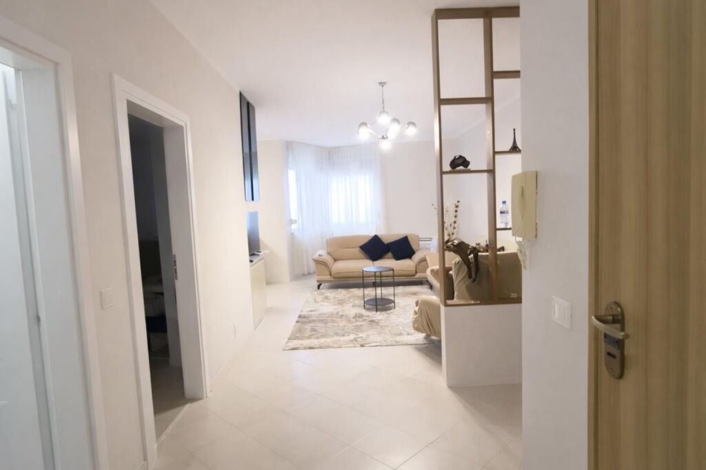 Apartament me qera buze shetitore Taulantia me pamje ballore deti ,1,000 euro / muaj