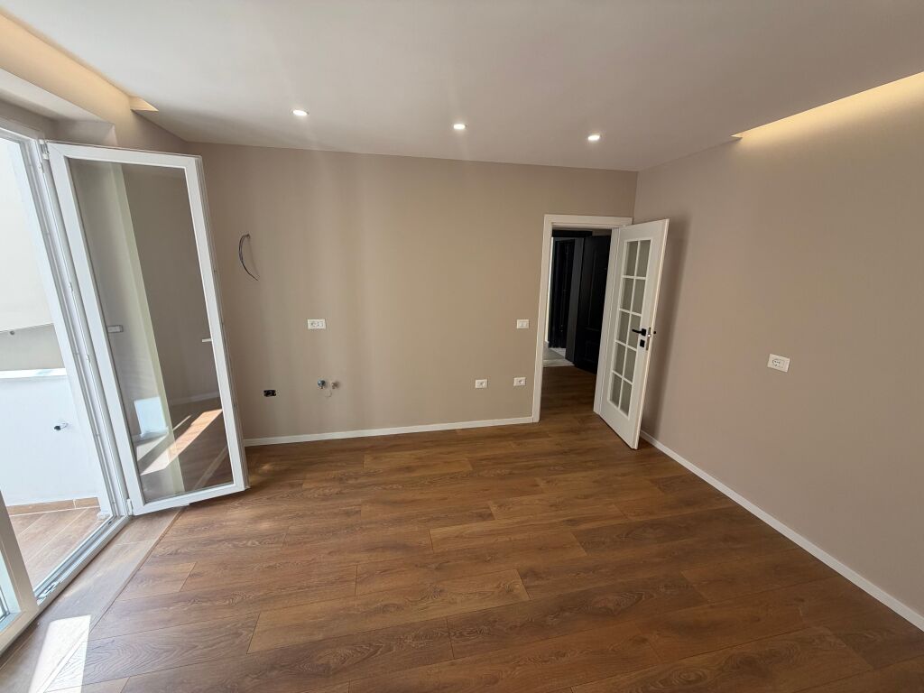 Shitet Apartament 1+1, Mine Peza