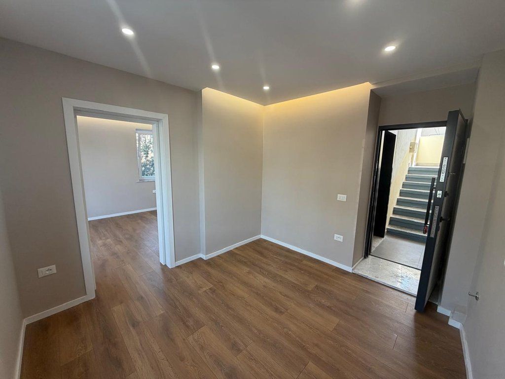 Shitet, Apartament 1+1 , Rruga Mine Peza, Tiranë