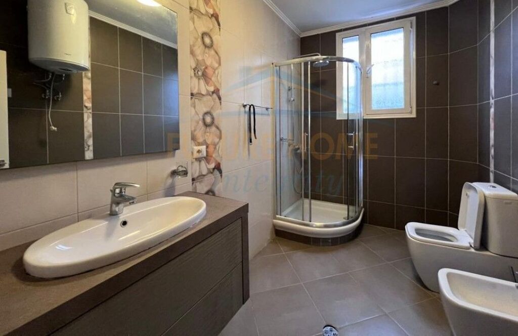 Qera, Shtëpi Private 2-Katëshe, Porcelan, Tiranë.