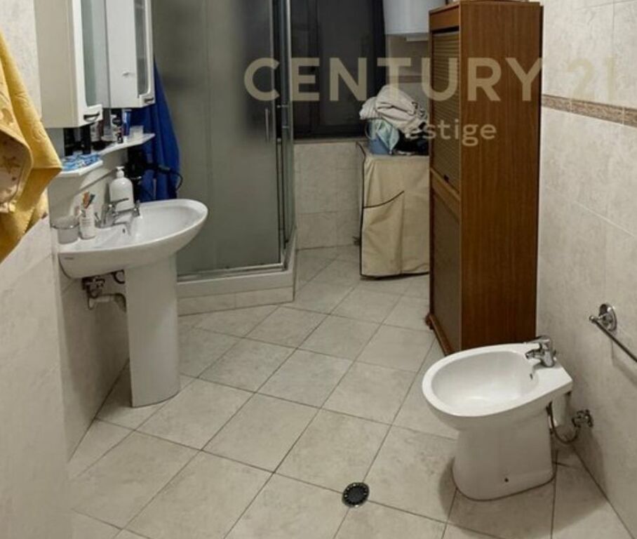 Shitet apartament 2+1+2