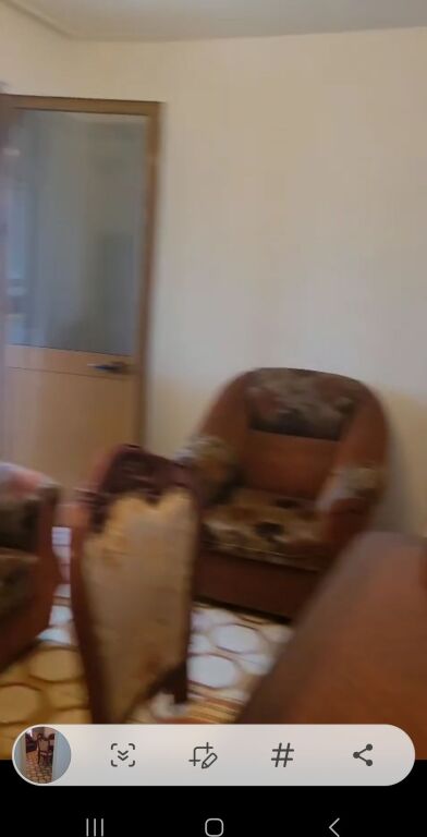 Jrpet  me qera apartament  3+1 afer shkolles Vasil Shanto