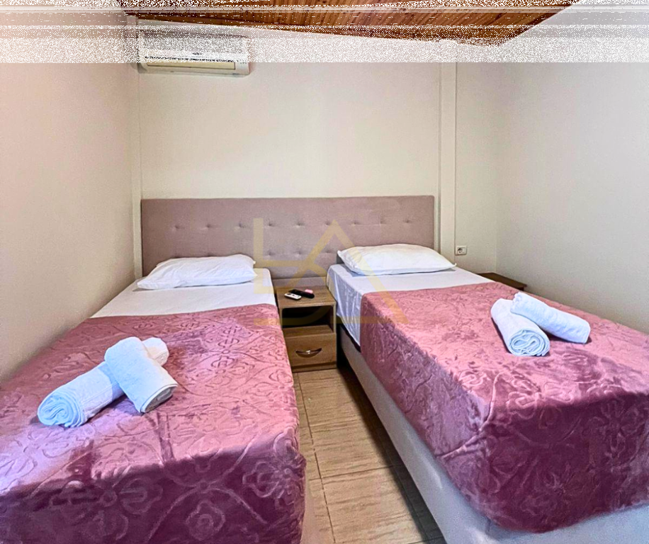 Shitet Papafingo me Pamje nga Deti – Sarandë