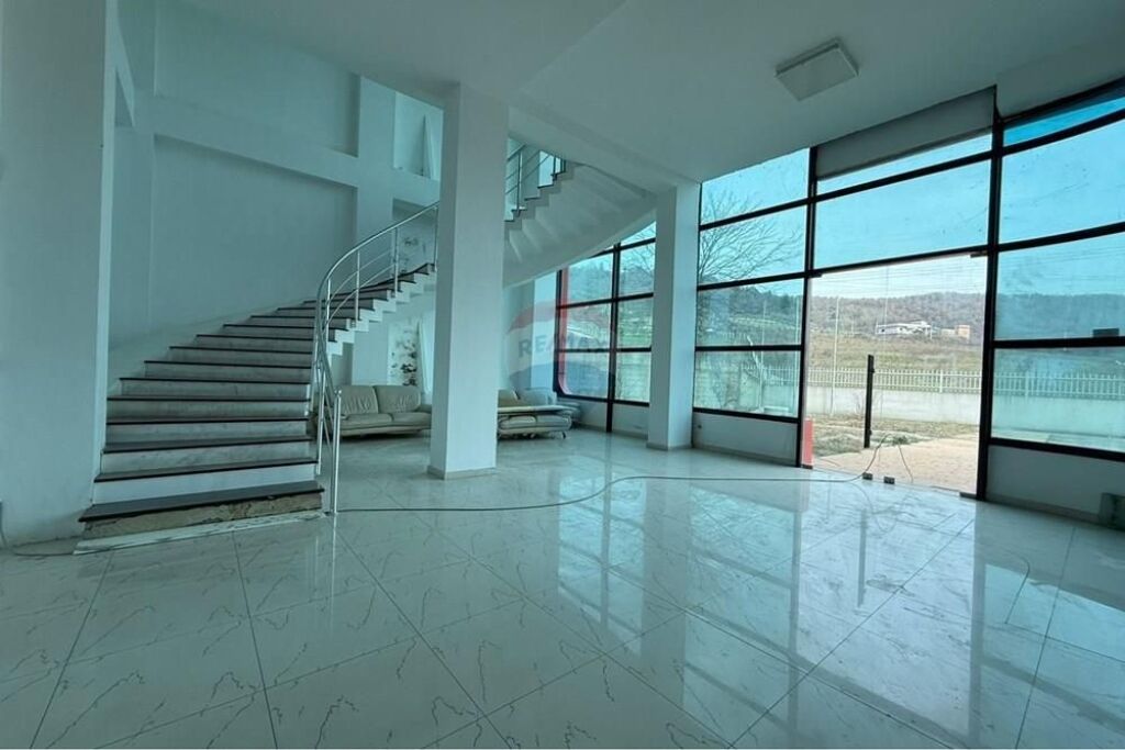 Magazzino / Capannone in affitto – Vaqarr, Tirana
