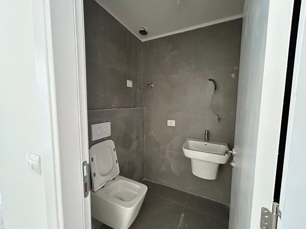 Jepet me qira ambient komercial premium 70.4 m² + 2 poste parkimi në Rruga e Barrikadave